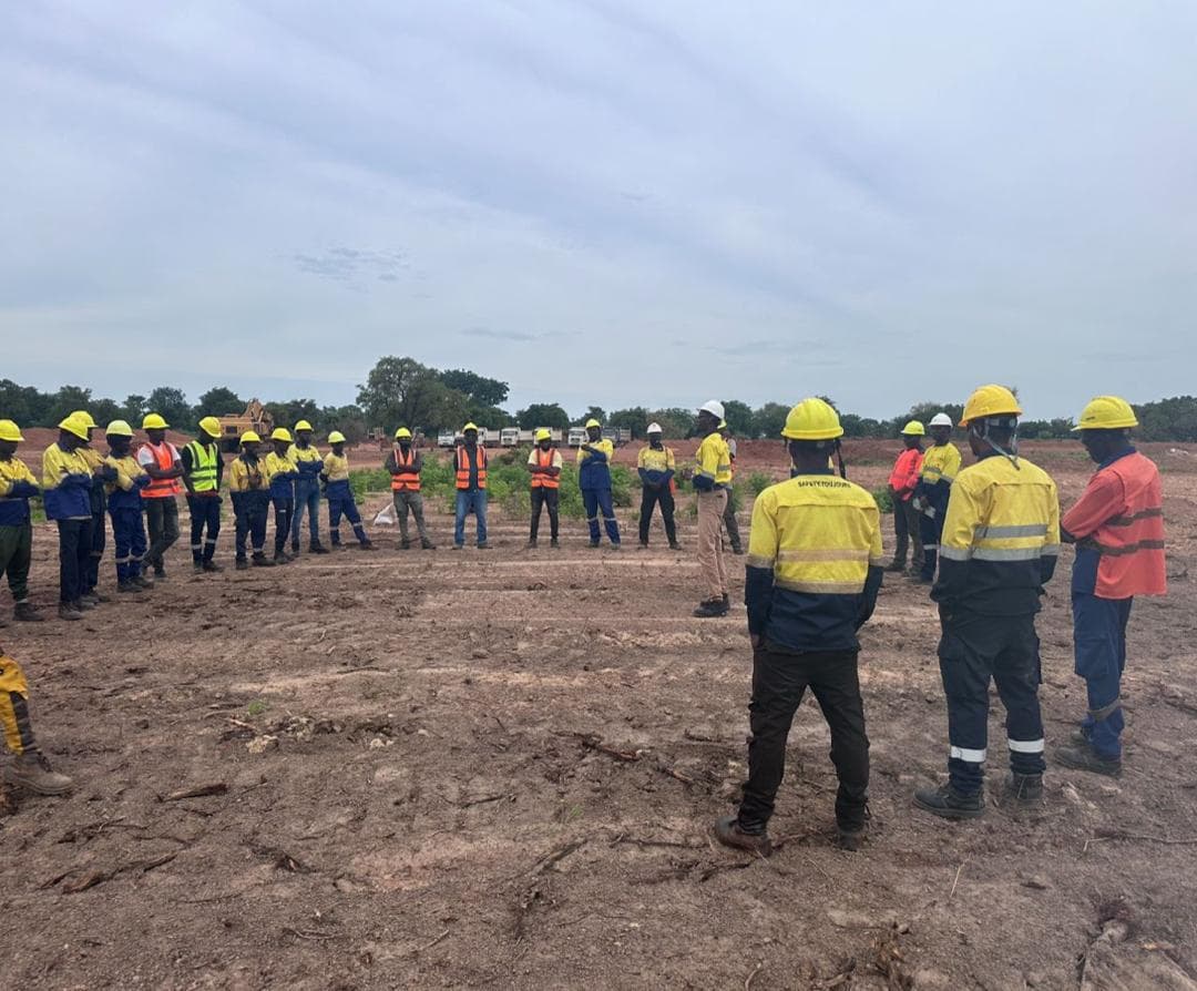 Briefing d'équipe en cercle sur un chantier.